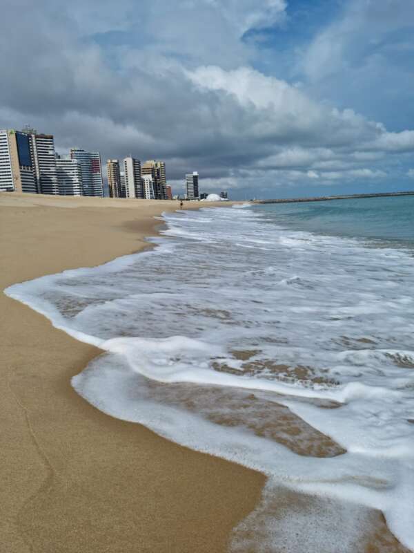 Boletim de Balneabilidade da Semace aponta 12 trechos de praias de Fortaleza próprios para banho