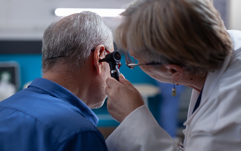 Alimentação saudável, prática de atividades físicas e uso moderado de fones de ouvido preservam a saúde auditiva