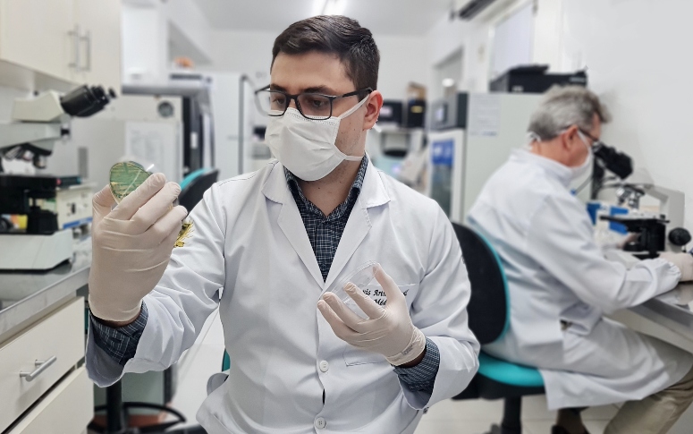 Do controle de pandemias ao combate a doenças estigmatizadas: o papel do infectologista na assistência e na educação em saúde