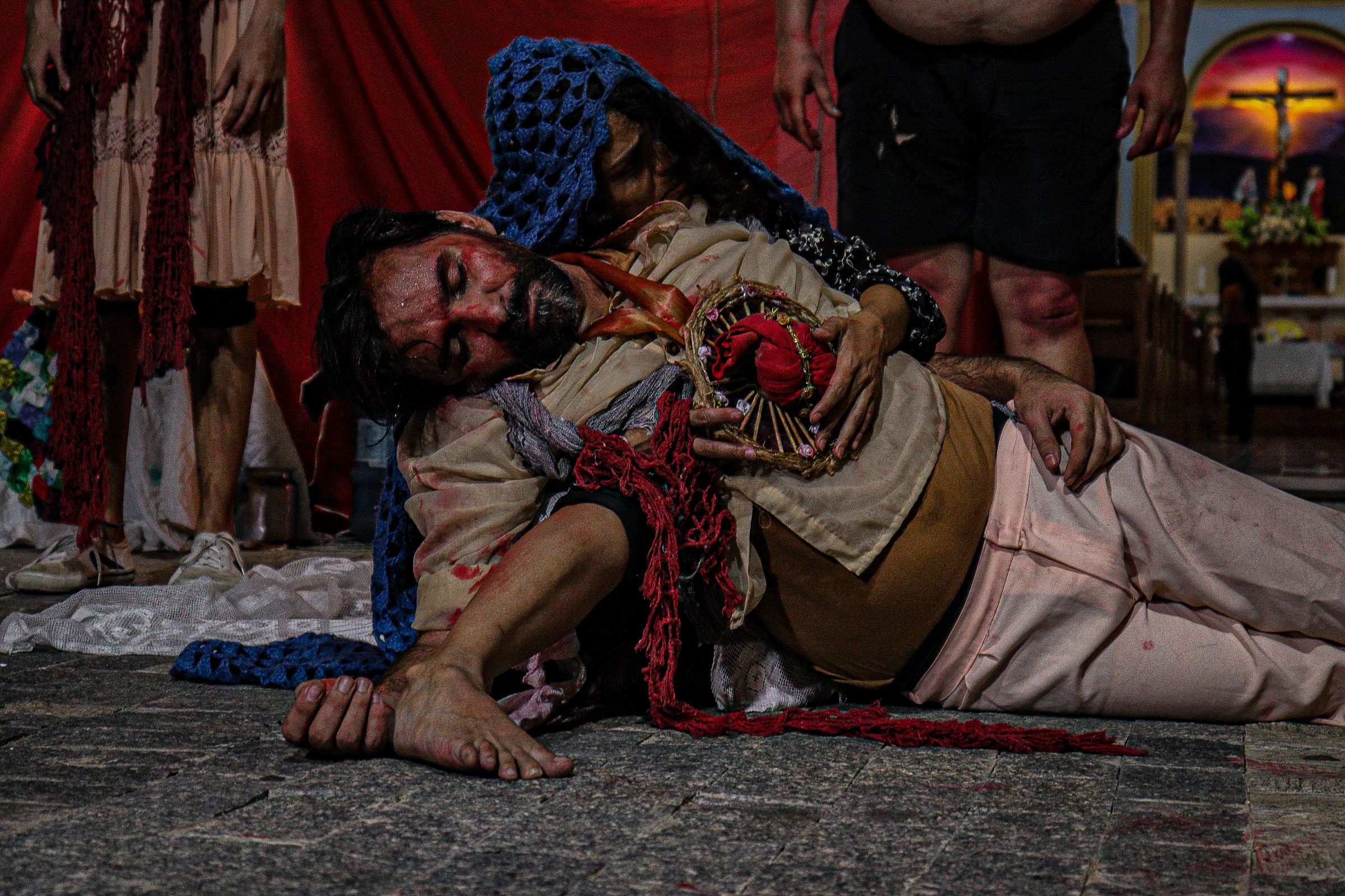 Grupo Avia de Teatro encena a Paixão de Cristo na calçada do Theatro José de Alencar