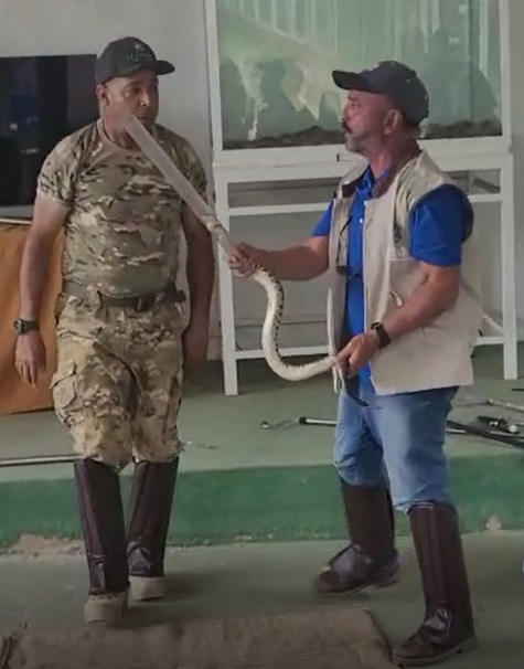 Fiscais ambientais da Semace são treinados para identificação, contenção e manejo de serpentes