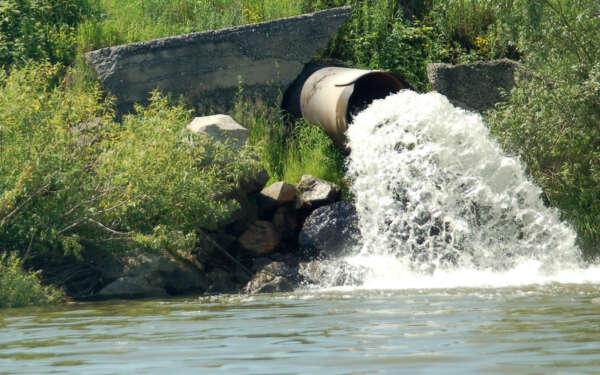 Arce inspeciona sistemas de água e esgoto de 15 localidades cearenses