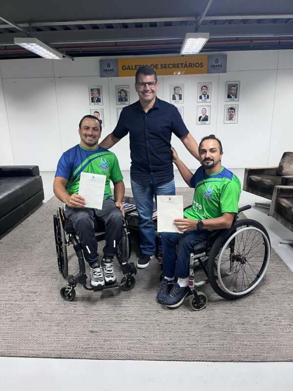 Sesporte entrega passagem aérea para dois atletas cearenses disputarem XI Torneio de Natação Adaptada, na cidade de Porto, Em Portugal