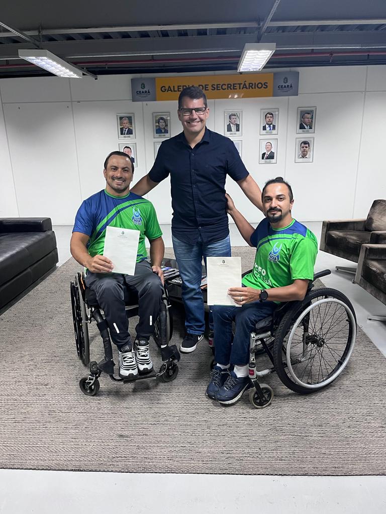 Sesporte entrega passagem aérea para dois atletas cearenses disputarem XI Torneio de Natação Adaptada, na cidade de Porto, Em Portugal