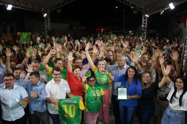 Governo do Ceará entrega areninha nº 303, em Horizonte