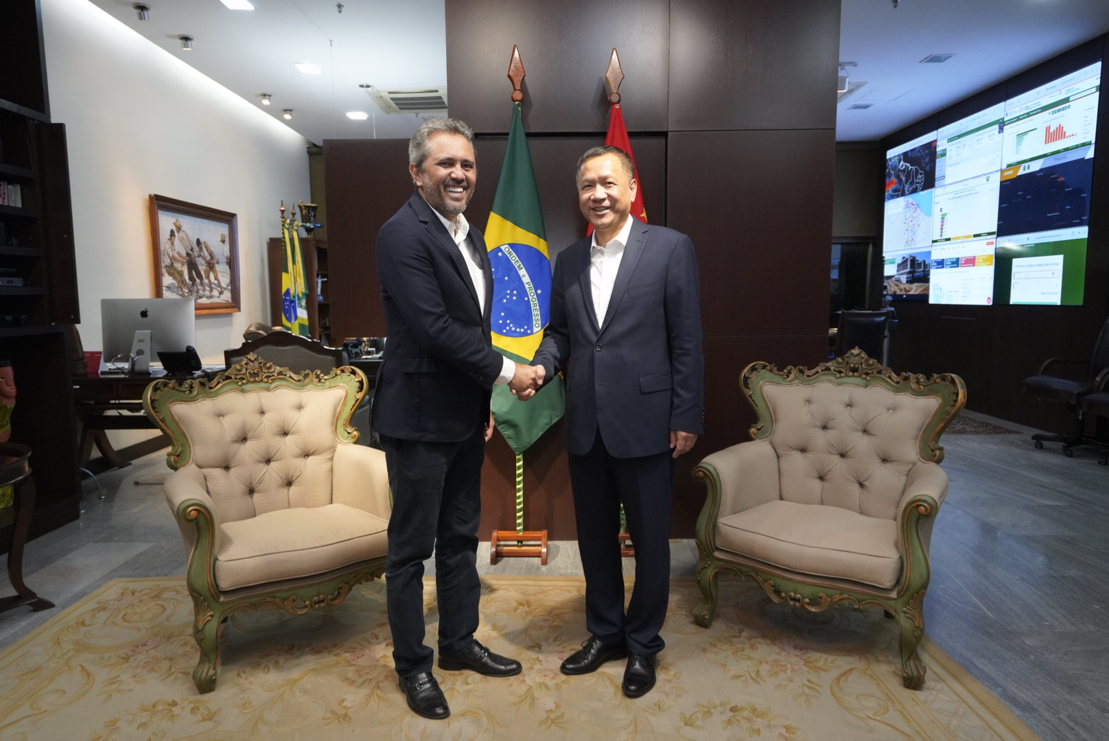 Governador Elmano de Freitas recebe prefeito de cidade chinesa em reunião sobre investimentos e estreitamento de laços