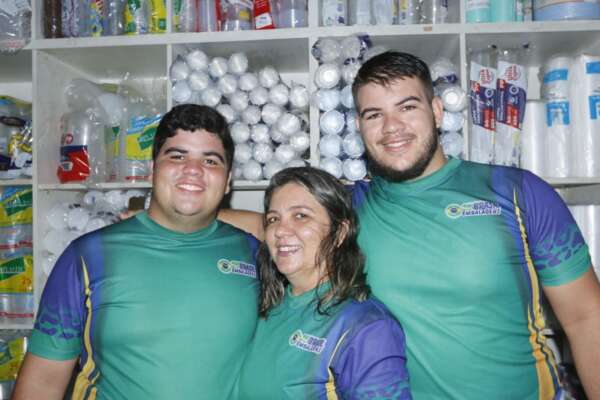 Mães permissionárias trabalham junto com os filhos na Ceasa-CE