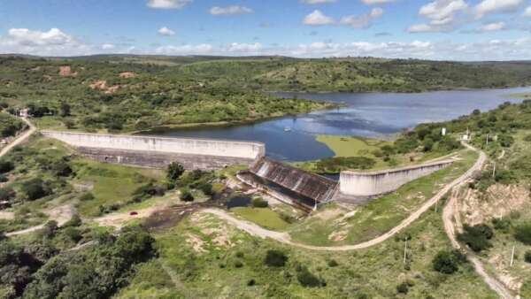 Barragem de Mamoeiro, em Antonina do Norte, sangra pela primeira vez