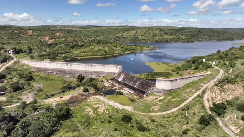 Barragem de Mamoeiro, em Antonina do Norte, sangra pela primeira vez