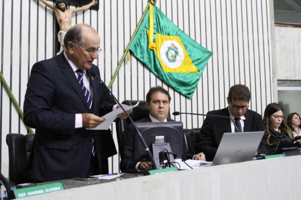 Assembleia aprova reajuste de 5,8% nos salários de servidores públicos estaduais, proposto pelo Governo do Ceará