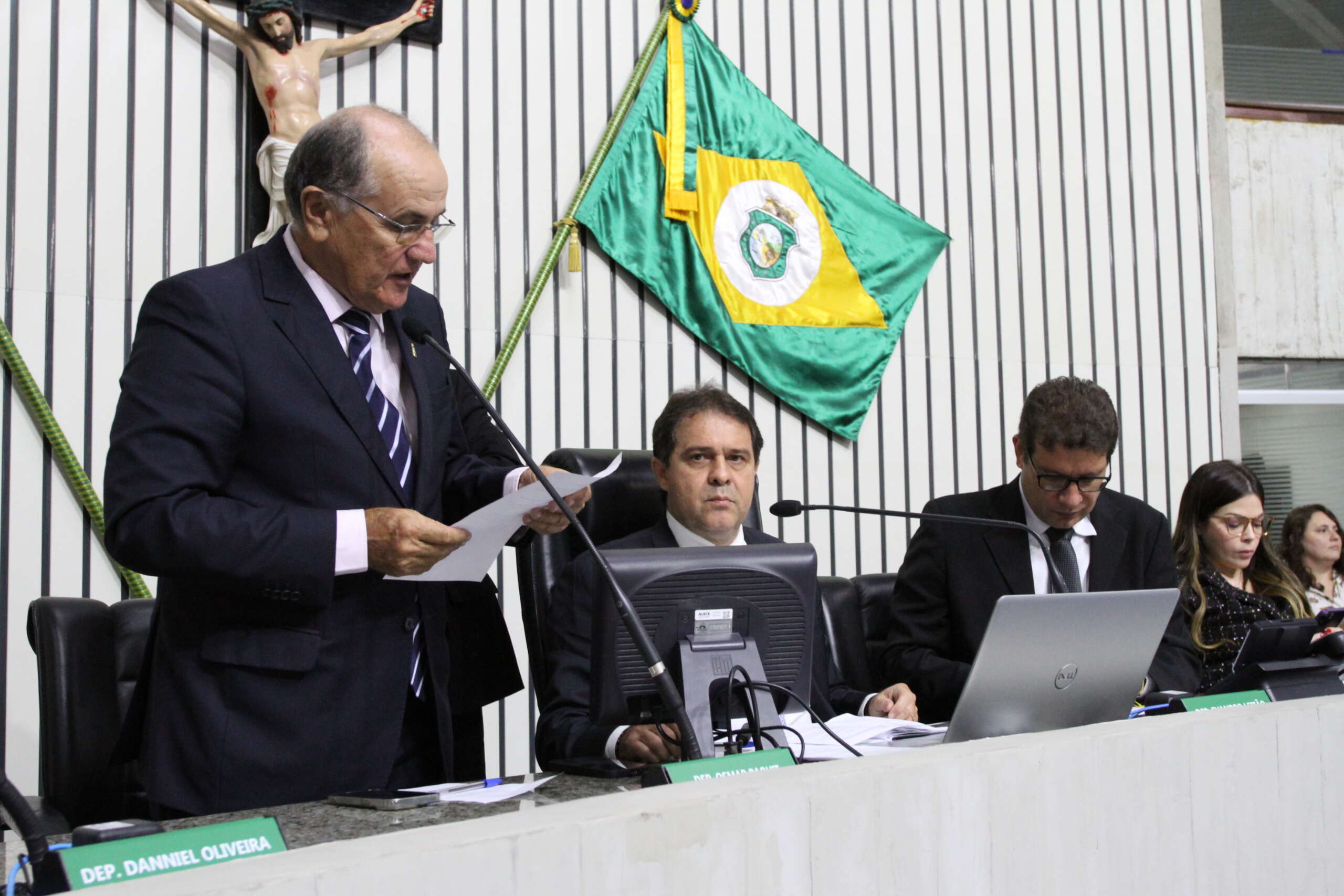 Assembleia aprova reajuste de 5,8% nos salários de servidores públicos estaduais, proposto pelo Governo do Ceará