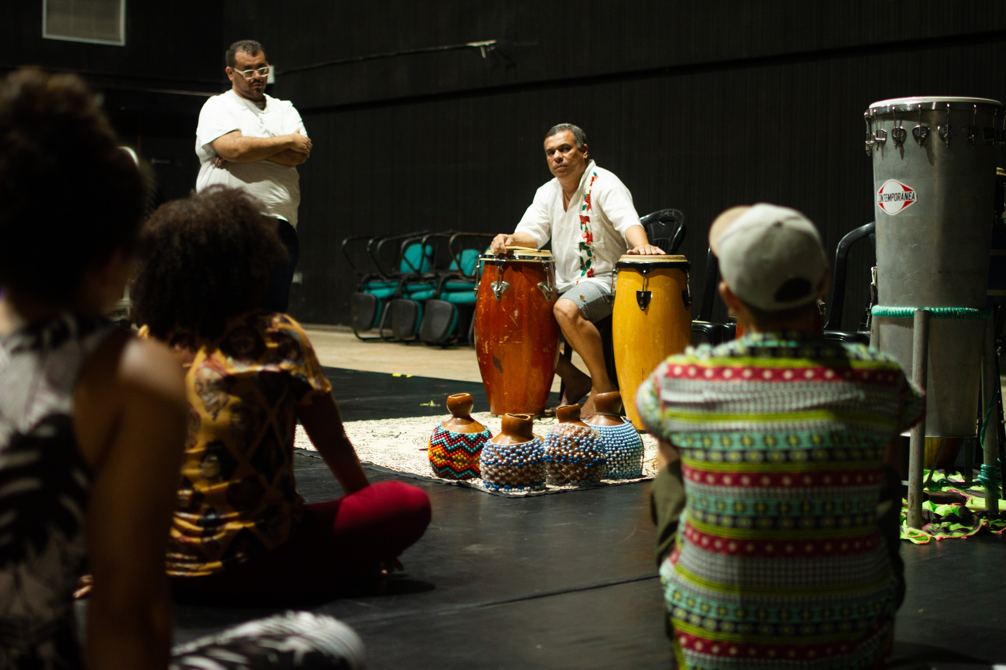 Porto Dragão segue com instalação performativa “MONO” aberta para visitação e recebe oficinas de percussão e escrita nesta semana