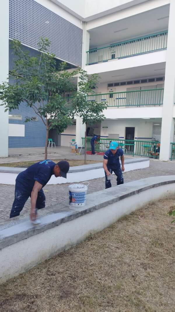 Internos e egressos do sistema prisional realizam serviços de revitalização na Escola de Ensino Médio em Tempo Integral Johnson