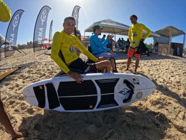 Sesporte entrega pranchas para participantes da Clínica de Surfe Adaptado