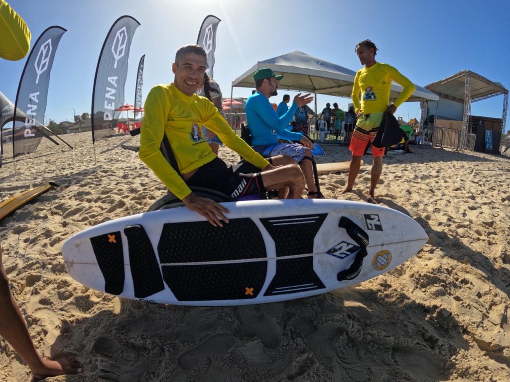 Sesporte entrega pranchas para participantes da Clínica de Surfe Adaptado