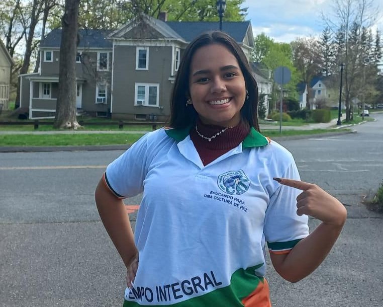 Aluna da EEMTI Maria Alves Carioca vence concurso nacional de redação e vai a Harvard