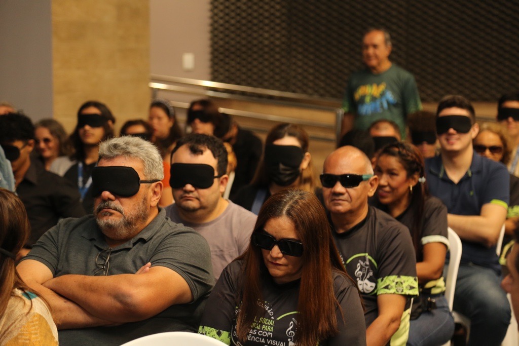 Cegás reúne artistas visuais e invisuais em peça teatral e exposição de artes plásticas
