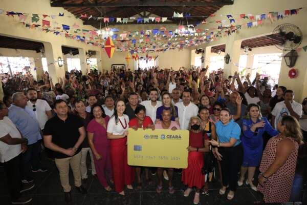 Primeira-dama participa das entregas dos cartões Ceará Sem Fome em Fortaleza e RMF