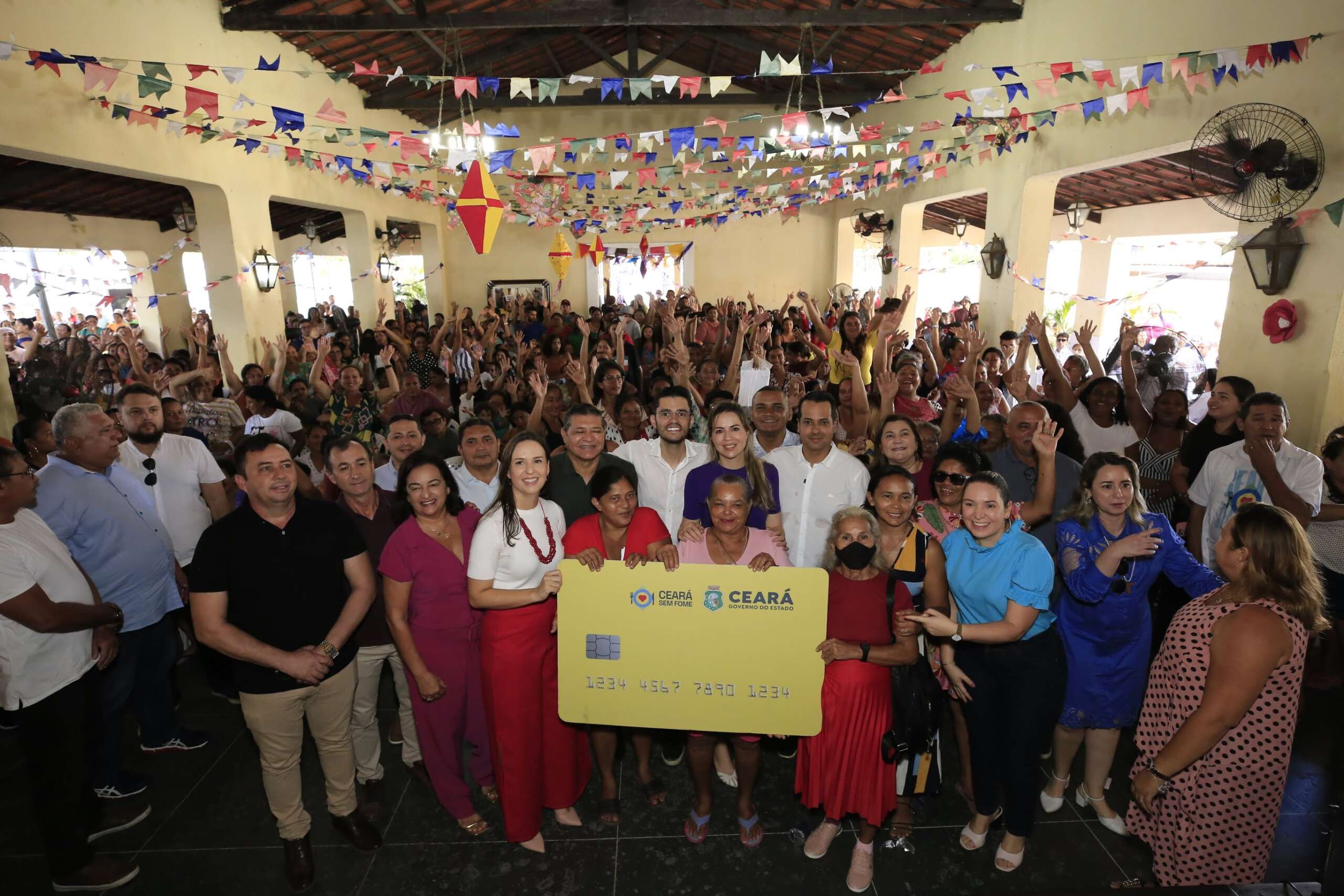 Primeira-dama participa das entregas dos cartões Ceará Sem Fome em Fortaleza e RMF