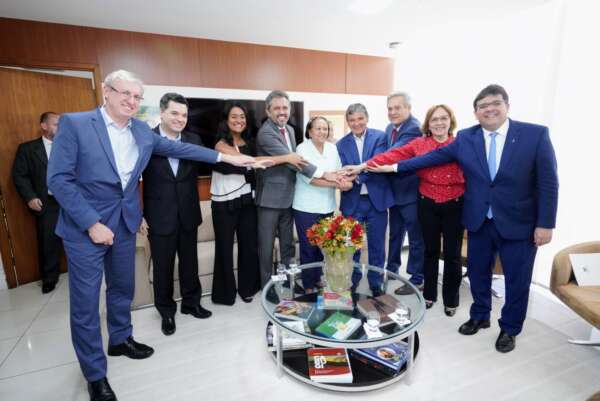 “Não vamos descansar enquanto não encontrarmos a última pessoa que esteja passando fome na nossa região”, reforça Elmano sobre pacto firmado pelo Consórcio Nordeste