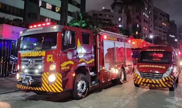 Com auxílio da escada Magirus, bombeiros resgatam casal de idosos e apagam incêndio no Meireles