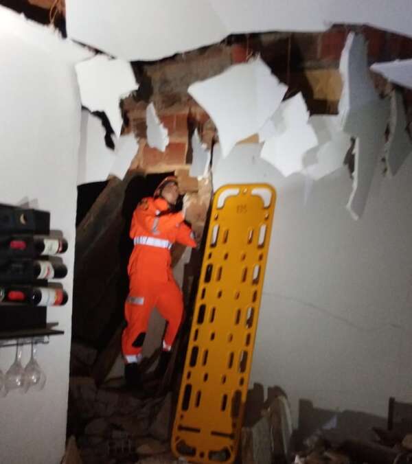 Corpo de Bombeiros resgata vítimas de desabamento no Parque São José