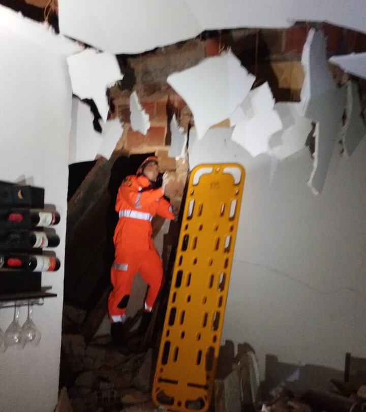 Corpo de Bombeiros resgata vítimas de desabamento no Parque São José