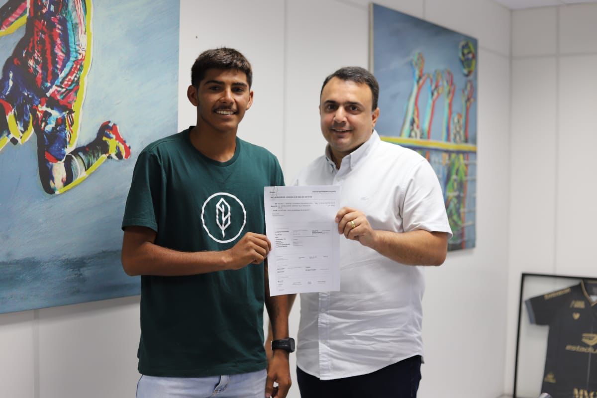 Atleta cearense recebe passagem para disputar circuito brasileiro de longboard