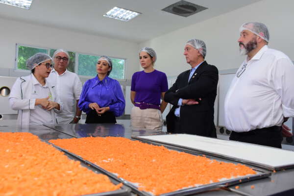 Governo do Ceará recebe prefeito de Florianópolis e apresenta equipamentos de referência em combate à fome e assistência social