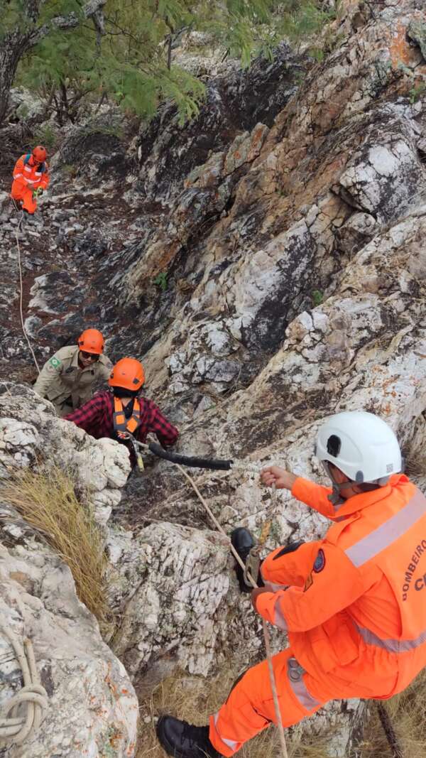 Irmãos são resgatados pelo CBMCE após trilha em serrote na cidade de Tauá