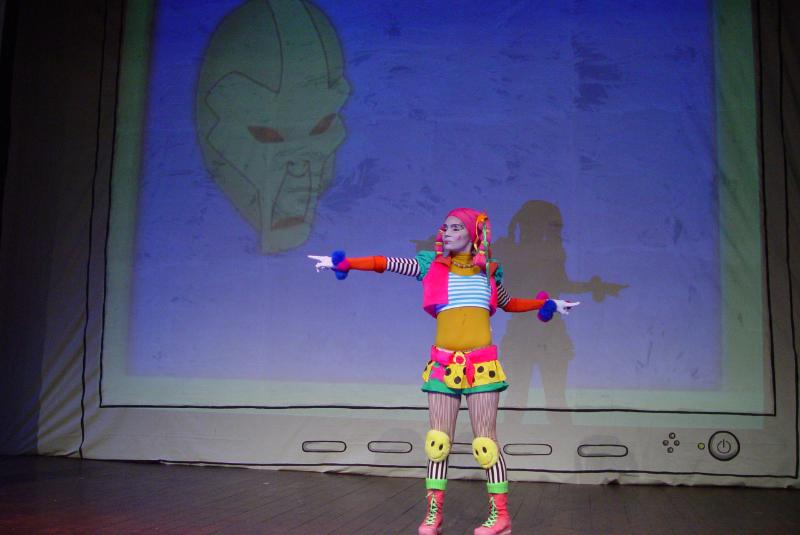 Em última apresentação no Teatro Dragão do Mar, neste domingo (30), espetáculo infantil “Brincadeiras Perdidas” aborda relação entre brincadeiras antigas e novas tecnologias