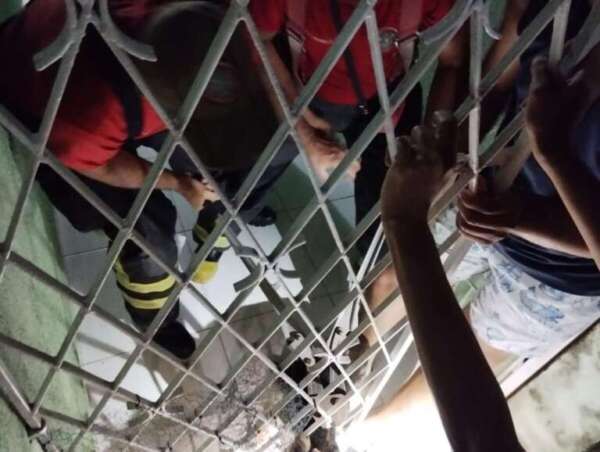 Corpo de Bombeiros resgata cão preso em grade de portão no bairro Monte Castelo