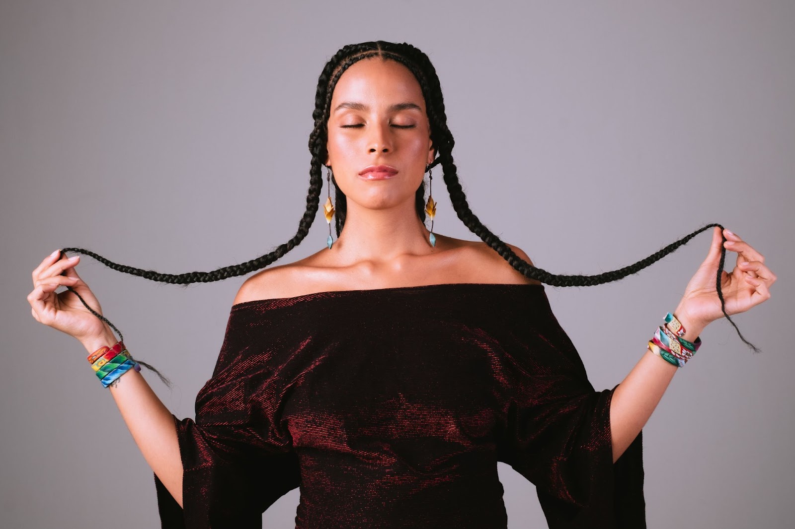 Laura Catarina, filha de Vander Lee, passeia pela obra do pai em show sobre saudade, luto e cura