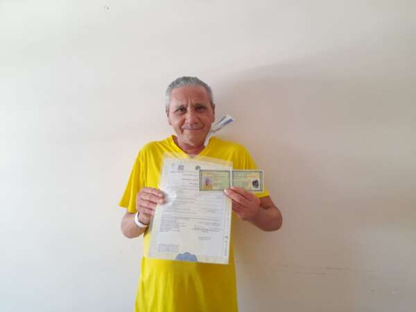 Idoso de 65 anos tira a certidão de nascimento pela primeira vez, após internação no Helv