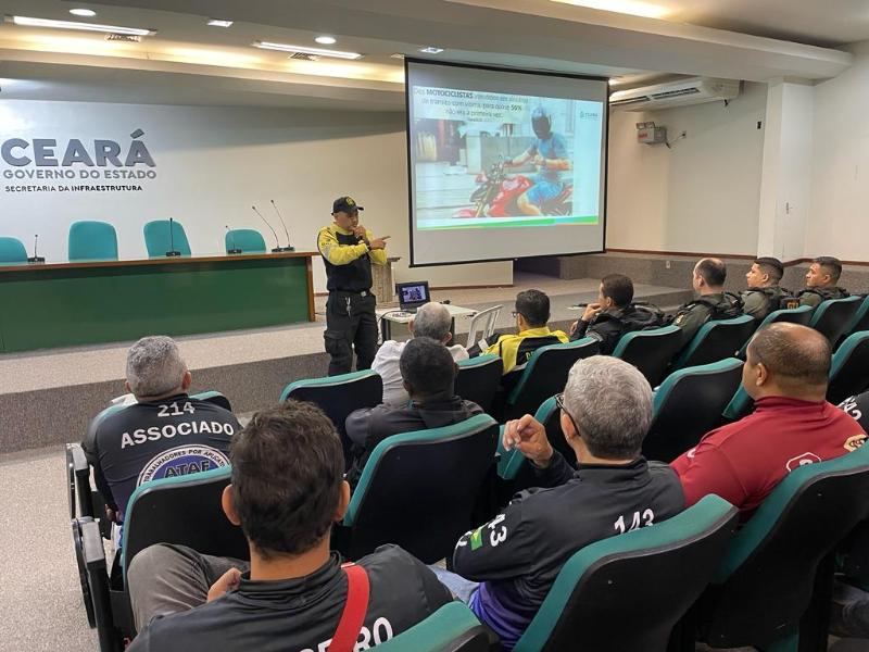 Detran-CE realiza palestras educativas em alusão ao Dia do Motociclista