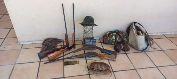 Quatro espingardas, armadilha e um tatu abatido são apreendidos pelo BPMA da PMCE