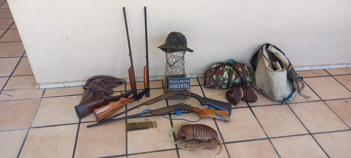 Quatro espingardas, armadilha e um tatu abatido são apreendidos pelo BPMA da PMCE