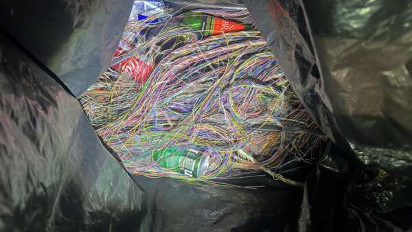 Dupla com extensa ficha criminal é presa suspeita de furtar fios na Praia de Iracema