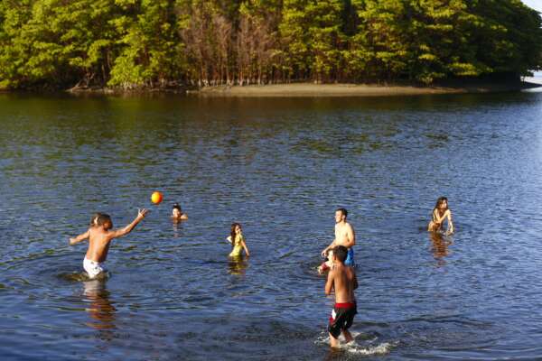 Fortaleza tem 25 trechos próprios para banho de mar neste fim de semana