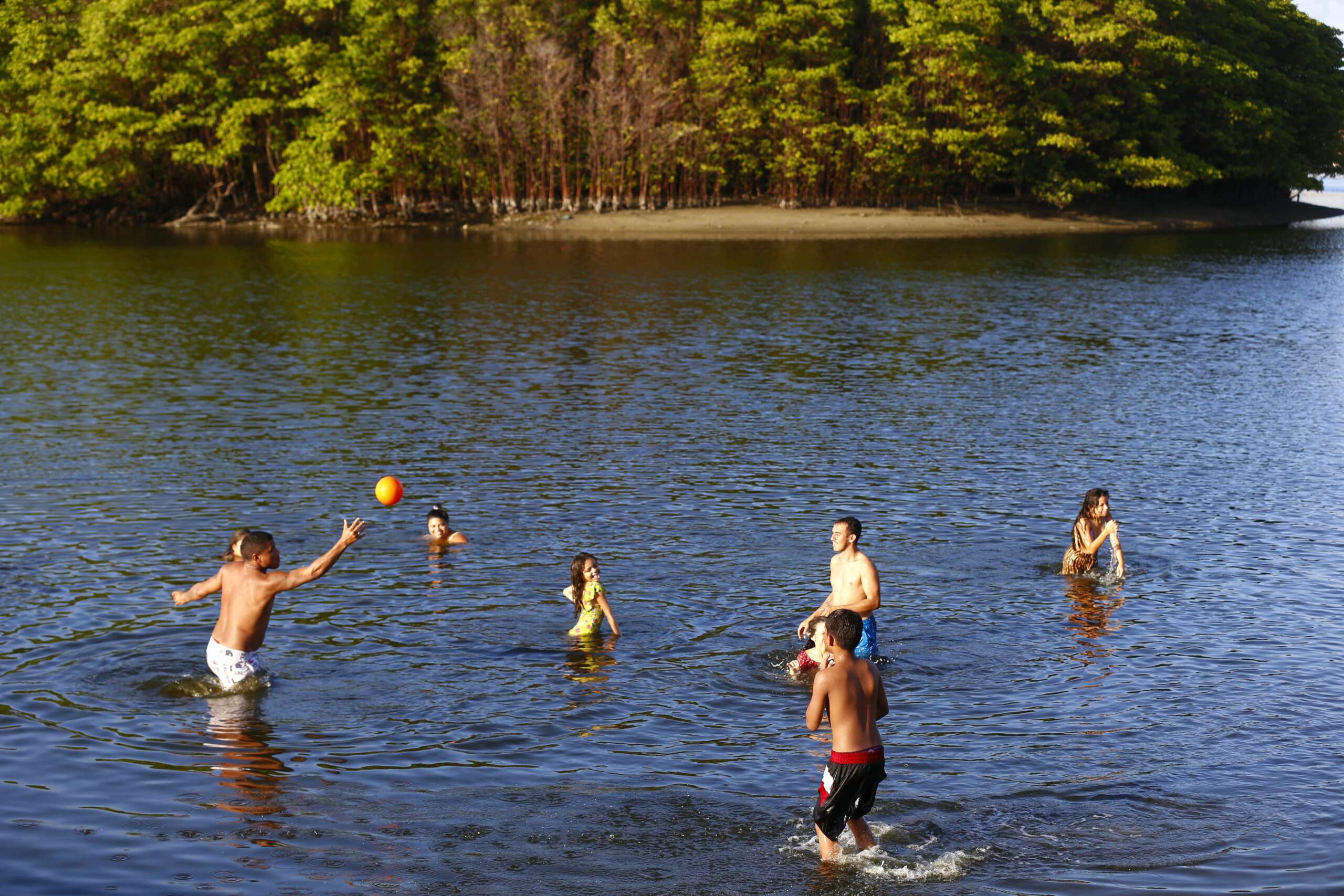 Fortaleza tem 25 trechos próprios para banho de mar neste fim de semana