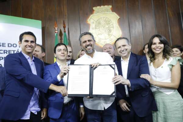 Em posse de novo secretário, governador Elmano de Freitas anuncia série de medidas para proteção animal