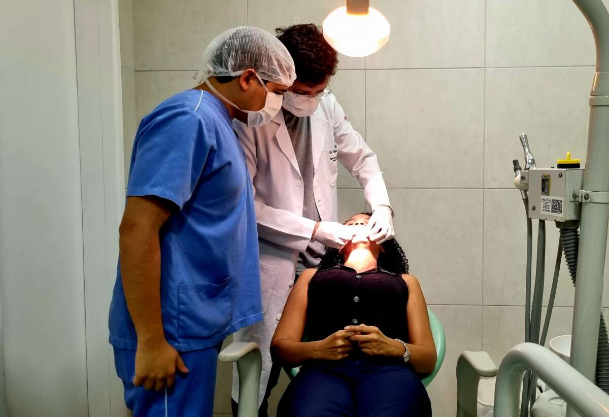 Dores de cabeça podem estar associadas a problemas nos dentes, aponta especialista do HMJMA