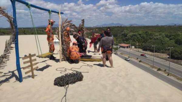 Homem é resgatado pelo Corpo de Bombeiros após subir duna da Sabiaguaba