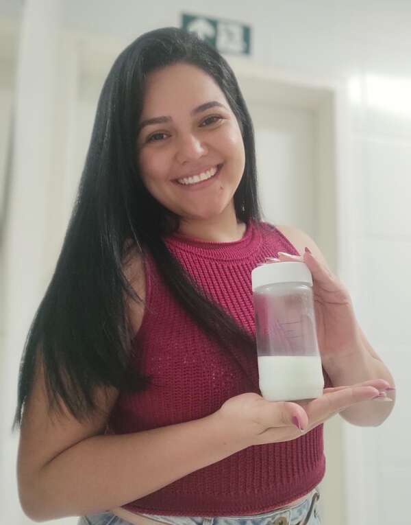 Gesto de amor: técnica do HRSC doa mais de cem frascos de leite humano em um ano e meio