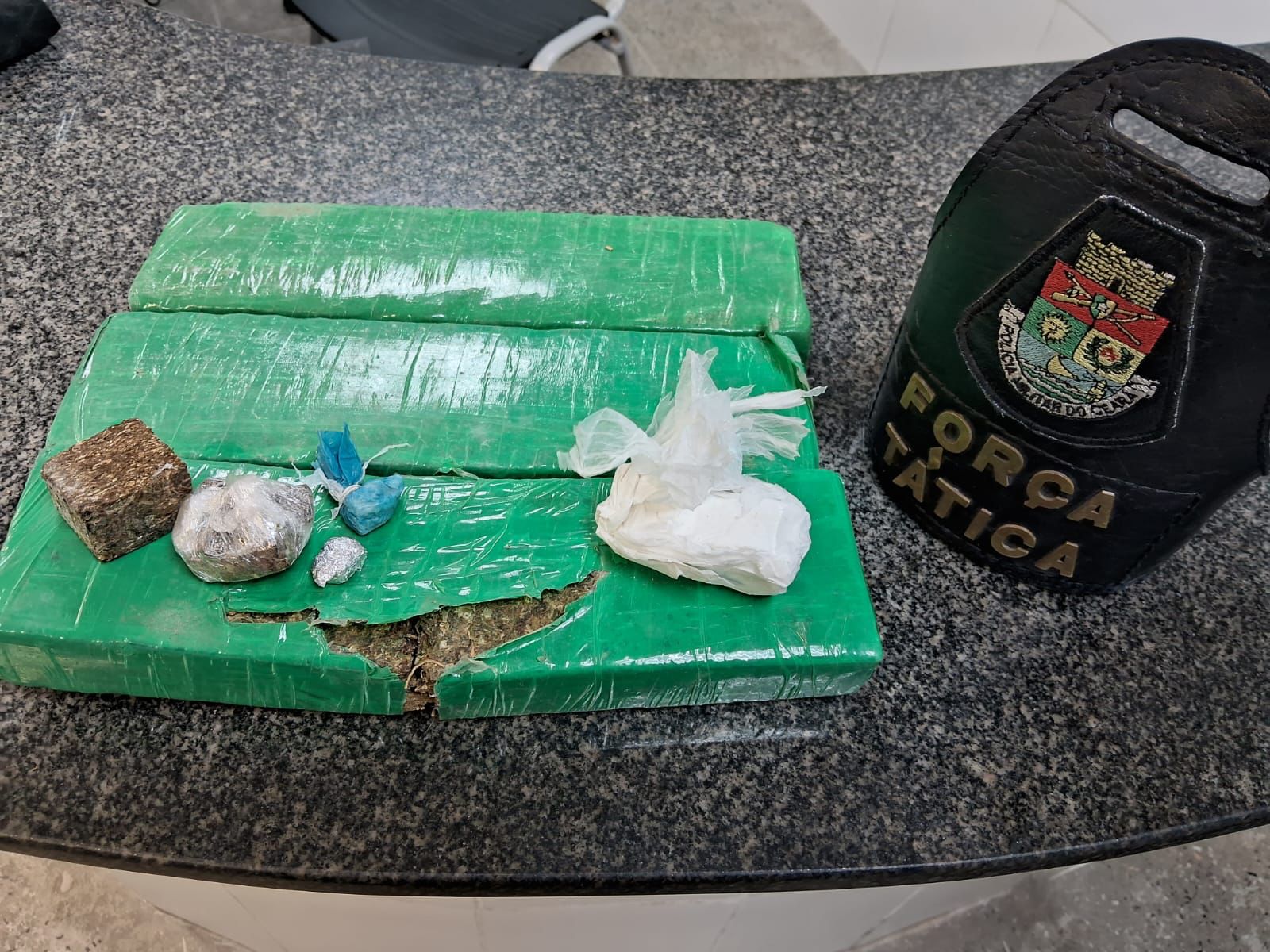 PMCE apreende 2,6 kg de drogas em terreno baldio no bairro Ancuri