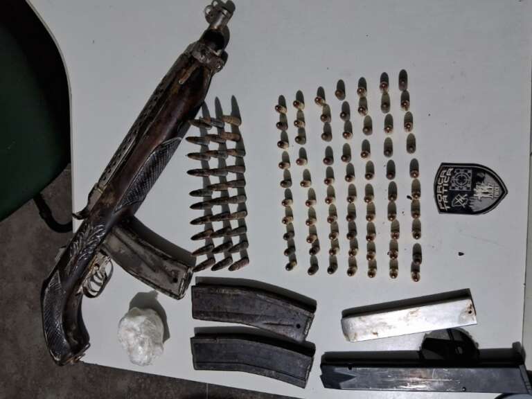 Carabina, 100 munições e drogas são apreendidas pela PMCE em residencial no bairro Paupina