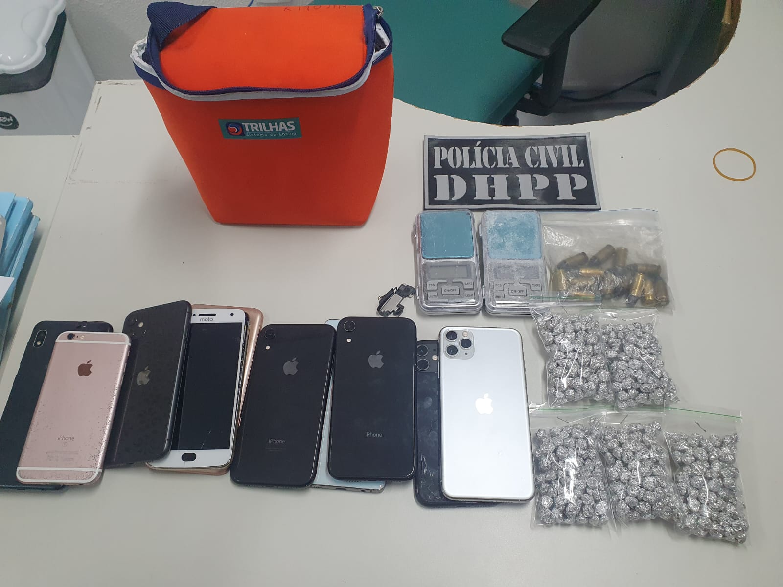 Polícia Civil prende em flagrante idosa em posse de drogas e arma de fogo na Capital