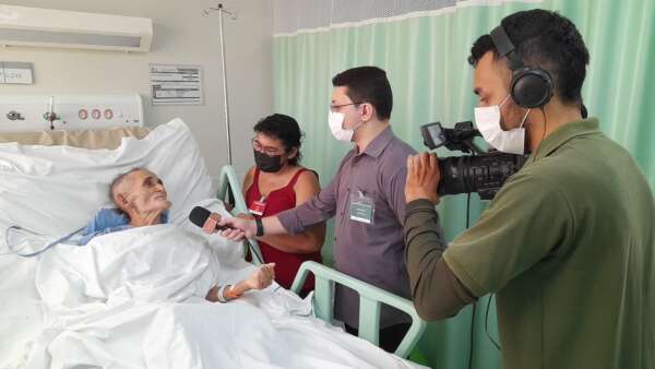 Paciente internado no HRSC realiza sonho de conhecer locutores de Quixeramobim