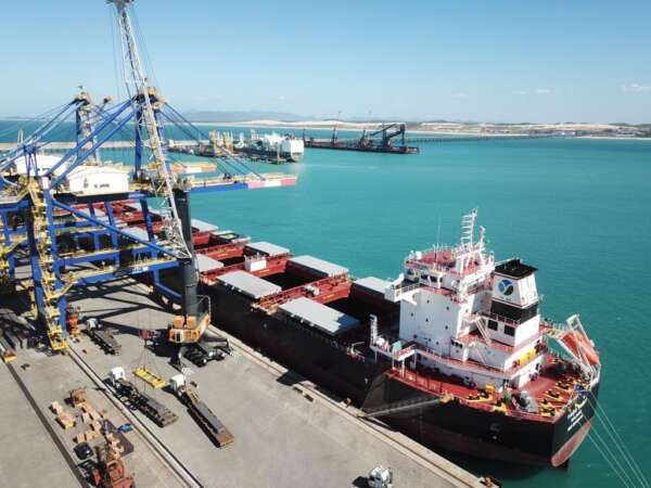 Recorde histórico: Porto do Pecém embarca mais de 72 mil toneladas de placas de aço em um único navio