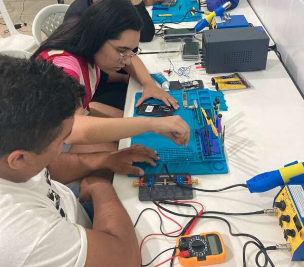 Seu celular quebrou? Curso do Centec capacita alunos para realizar manutenção de aparelhos de telefonia móvel